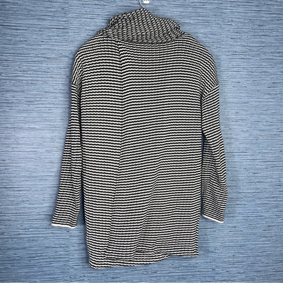 Cabi Fergie Overlapping Turtleneck Sweater Size Small Black White - Picture 10 of 11